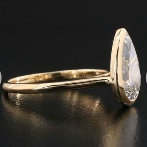 Elegant 18k Gold Ring with 3carat lab diamond